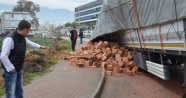 Bursa'da yol çöktü, 2 TIR yan yattı