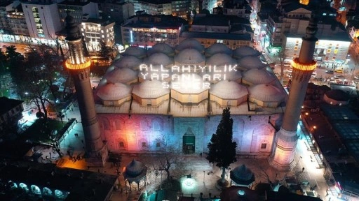 Bursa'daki tarihi Ulu Cami'ye 'Allah iyilik yapanları sever' yazılı mahya asıldı