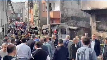 Bursa'da eğitim uçağı evlerin arasına düştü