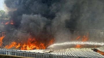 Bursa'da fabrika ve geri dönüşüm tesisinde çıkan yangına müdahale ediliyor