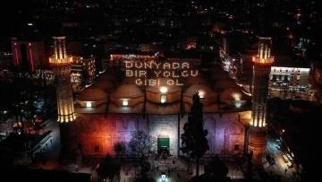 Bursa'daki tarihi Ulu Cami'nin mahyası 'Dünyada bir yolcu gibi ol' yapıldı