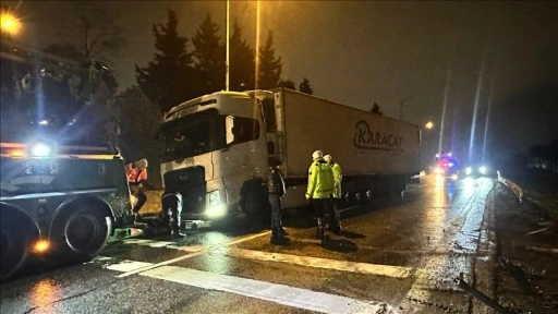 Büyükçekmece'de makaslayan tır nedeniyle kapatılan D-100 kara yolu trafiğe açıldı