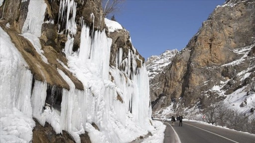 Buz tutan "Ağlayan Kayalar" fotoğraf tutkunlarını ve doğaseverleri ağırlıyor