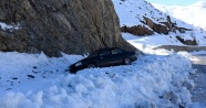 Buzda kayan otomobil takla attı