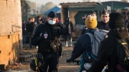 Calais'den ayrılmayan sığınmacılar gözaltına alındı