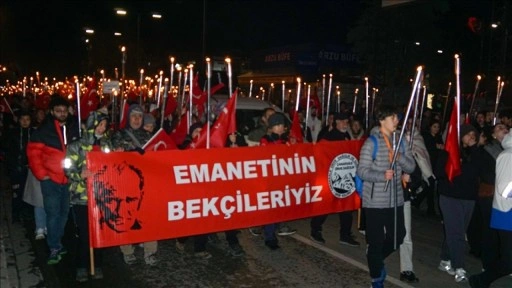 Çanakkale Deniz Zaferi'nin 110. yıl dönümünde fener alayı düzenlendi