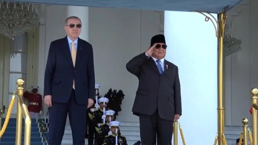 Cumhurbaşkanı Erdoğan, Endonezya'da Cumhurbaşkanı Subianto tarafından resmi törenle karşılandı