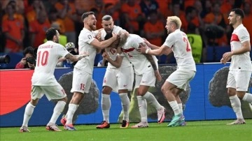 CANLI: Hollanda: 0 -Türkiye: 1 (İlk yarı sonucu)