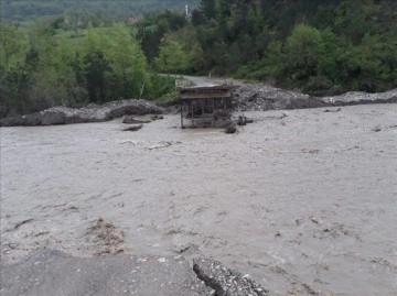 Çatalzeytin'de derelerin su seviyesinin yükselmesi sonucu 5 köye ulaşım sağlanamıyor