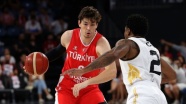 Cedi Osman'dan 'evde kal' çağrısına uyan 5 kişiye imzalı milli forma