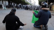 Cezayirli öğrencilerden 'Buteflika rejimi temsilcilerine' karşı protesto