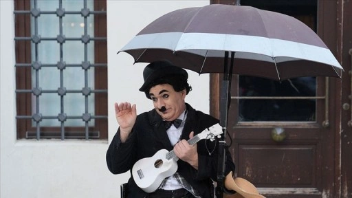 Charlie Chaplin'in ünlü 'Şarlo' karakteriyle Kadıköy sokaklarında neşe saçıyor