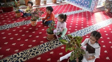 "Çiçekli Cami"deki rengarenk bitkilerin bakımı çocuklara emanet