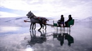 Çıldır Gölü&#039;nün atlı kızakçıları da kar hasreti çekiyor