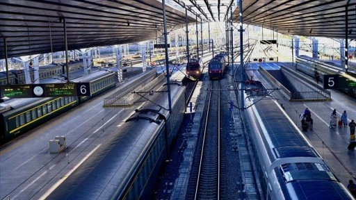 Çin, saatte 450 kilometreye çıkabilen hızlı treni 'C450'yi gün yüzüne çıkardı