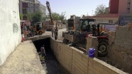 Cizre Belediyesi yağmurlama kanallarını temizliyor