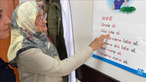 Çocukken ailesinin okutmadığı "Ayşe Teyze"ye devlet 65 yaşında okuma yazma kursu açtı