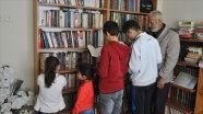 'Çocuklar okusun' diye evinin odasını kütüphaneye dönüştürdü