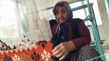 Çocukluğunda öğrendiği kilim dokuma sanatını 64 yıldır devam ettiriyor