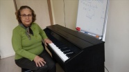 Çocukluk hayali olan piyano çalmayı 65 yaşında öğrendi