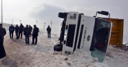 Çöp kamyonu devrildi: 3 yaralı