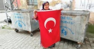 Çöpte bulduğu Türk bayrağını evinin kapısına astı