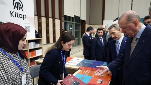 Cumhurbaşkanı Erdoğan, Cumhurbaşkanlığı Külliyesi'ndeki kitap fuarını ziyaret etti