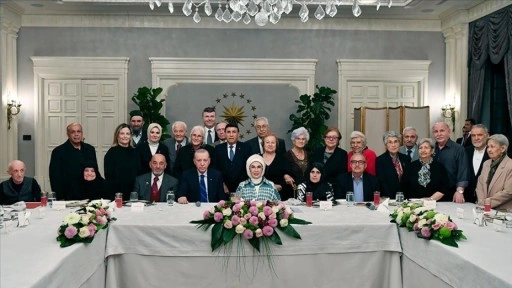 Cumhurbaşkanı Erdoğan'dan eşi Emine Erdoğan'ın yaşlılarla iftarına sürpriz ziyaret