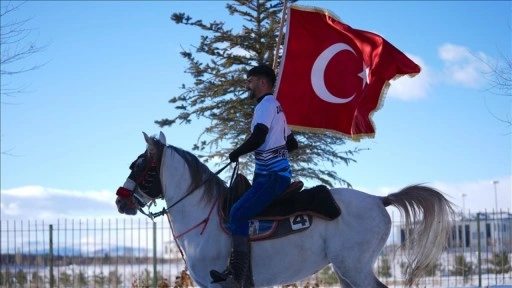 Cumhurbaşkanı Erdoğan'ı Erzurum'da atlı cirit sporcuları Türk bayraklarıyla karşıladı