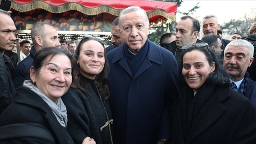 Cumhurbaşkanı Erdoğan, Sultanahmet'te vatandaşların kandilini kutladı