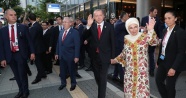 Cumhurbaşkanı Erdoğan ve eşi Japonya’da Türk vatandaşlarını selamladı