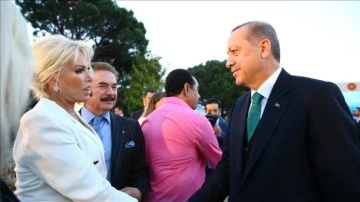 Cumhurbaşkanı Erdoğan'dan Kovid-19'a yakalanan Ajda Pekkan'a geçmiş olsun telefonu