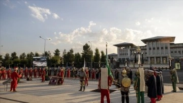 Cumhurbaşkanlığı Muhafız Alayı Tüfekli Gösteri Bölüğü nöbet değişim töreni yapıldı