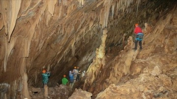 Dağcılar Sümbül Mağarası'nı tanıtmak için zorlu yolları aştı