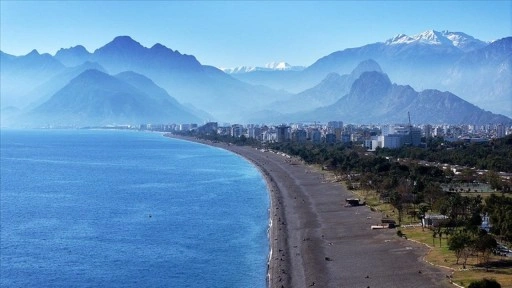 Dağlarında kar, sahillerinde bahar hakim olan Antalya'da deniz keyfi