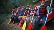 Dede ve ninelerin rafting heyecanı