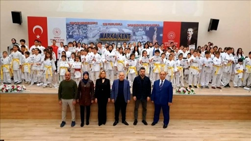 Denizli'de öğrenciler, karate gösterisiyle kadına şiddete dikkati çekti