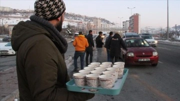 Deprem bölgelerinden Kayseri'ye gelen depremzedeler kent girişinde karşılanıyor