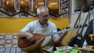 Depremde atölyesi yıkılan saz ustası, evinin bahçesindeki atölyede üretimini sürdürüyor