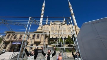 Depremde hasar gören Abdülhamit Han Camisi, cemaatini çadırlarda ağırlayacak