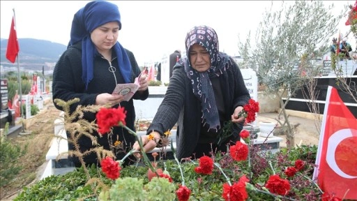 Depremde hayatını kaybeden AA muhabiri Burak Milli, mezarı başında anıldı