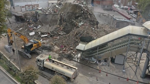 Depremin merkez üssü Kahramanmaraş'ta hasarlı binalar yıkılıyor