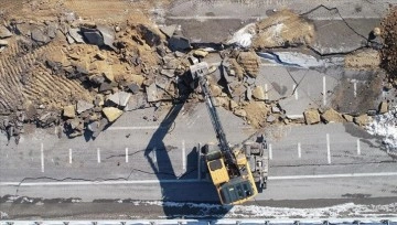 Depremin şiddetiyle çöken yollar onarılıyor