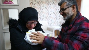 Depremzede aile 53 gündür göremedikleri bebeklerine sevinç gözyaşlarıyla kavuştu