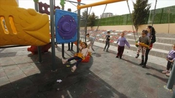Depremzede çocuklar parklarda oynayarak rehabilite oluyor