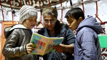 Depremzede Meral öğretmen aynı kaderi paylaştığı çocuklara umut oluyor