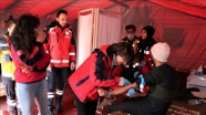 Depremzedelerin yaraları sahra hastanelerinde sarılıyor