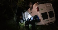 Dereye yuvarlanan minibüste 2 kişi yaralandı