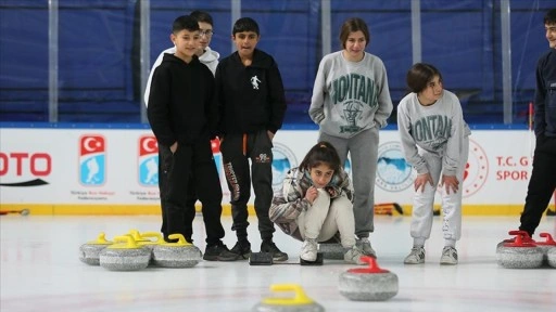 Digor'da çocuklar curlingle tanışıyor