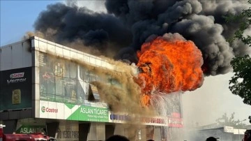 Diyarbakır'da 2. Sanayi Sitesi'nde çıkan yangına müdahale ediliyor